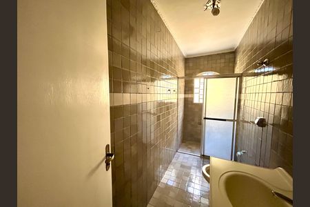 Casa à venda com 180m², 3 quartos e 2 vagas Casa à venda com 180m², 3 quartos e 2 vagasBanheiro 1