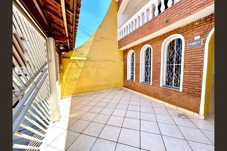 Casa à venda com 180m², 3 quartos e 2 vagas Casa à venda com 180m², 3 quartos e 2 vagasGaragem