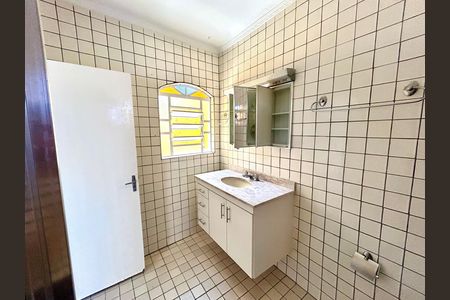 Casa à venda com 180m², 3 quartos e 2 vagas Casa à venda com 180m², 3 quartos e 2 vagasBanheiro da Suíte