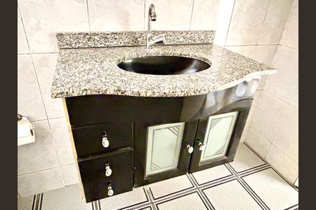 Casa à venda com 180m², 3 quartos e 2 vagas Casa à venda com 180m², 3 quartos e 2 vagasBanheiro 2