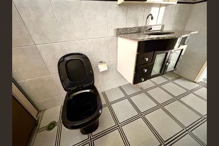 Casa à venda com 180m², 3 quartos e 2 vagas Casa à venda com 180m², 3 quartos e 2 vagasBanheiro 2