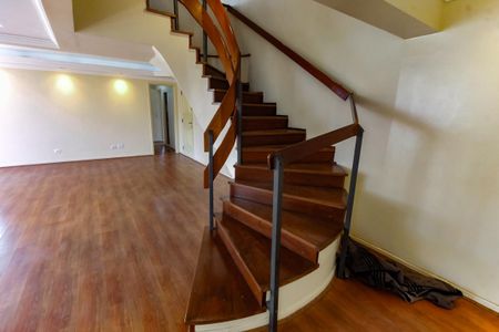 Apartamento para alugar com 570m², 5 quartos e 4 vagas Apartamento para alugar com 570m², 5 quartos e 4 vagasEscada acesso cobertura