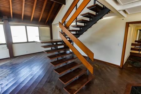 Apartamento para alugar com 570m², 5 quartos e 4 vagas Apartamento para alugar com 570m², 5 quartos e 4 vagasEscada acesso sala de cinema