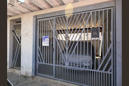 Casa à venda com 130m², 4 quartos e 1 vagaFachada