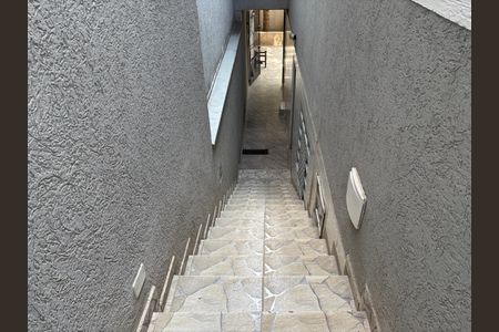 Casa à venda com 130m², 4 quartos e 1 vagaEscada de entrada para Casa 1 e 2