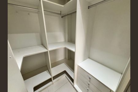 Apartamento à venda com 127m², 3 quartos e 2 vagas Apartamento à venda com 127m², 3 quartos e 2 vagasCloset da Suíte