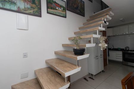 Casa de condomínio à venda com 90m², 3 quartos e 2 vagas Casa de condomínio à venda com 90m², 3 quartos e 2 vagasEscada