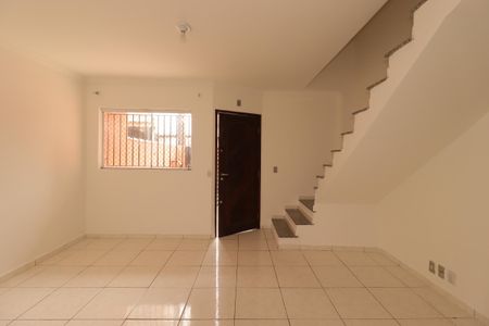 Casa para alugar com 80m², 2 quartos e 2 vagasSala