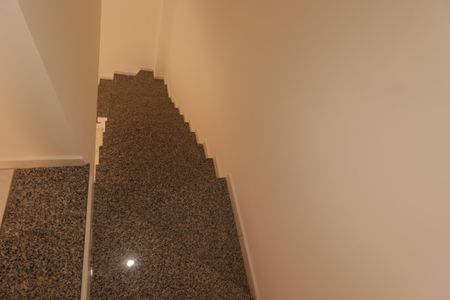 Casa para alugar com 80m², 2 quartos e 2 vagasEscada