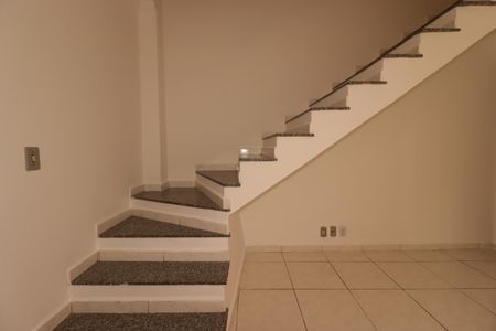 Casa para alugar com 80m², 2 quartos e 2 vagasEscada