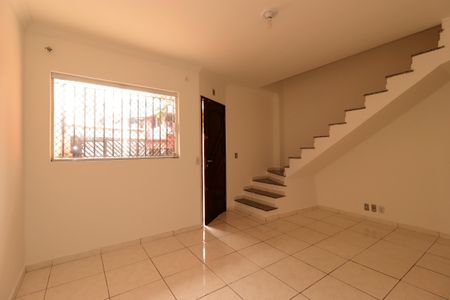 Casa para alugar com 80m², 2 quartos e 2 vagasSala