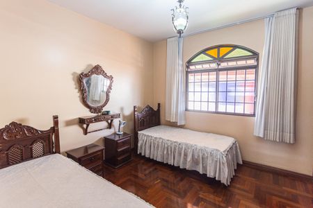 Casa à venda com 350m², 4 quartos e 4 vagas Casa à venda com 350m², 4 quartos e 4 vagasQuarto 4 no 2° Andar