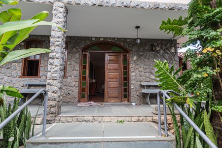 Casa à venda com 350m², 4 quartos e 4 vagas Casa à venda com 350m², 4 quartos e 4 vagasEntrada