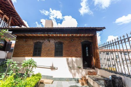 Casa à venda com 350m², 4 quartos e 4 vagas Casa à venda com 350m², 4 quartos e 4 vagasCasa de Fundos/Escritório