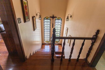Casa à venda com 350m², 4 quartos e 4 vagas Casa à venda com 350m², 4 quartos e 4 vagasEscada de Acesso ao 2° Andar