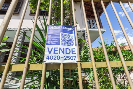 Casa à venda com 350m², 4 quartos e 4 vagas Casa à venda com 350m², 4 quartos e 4 vagasPlaquinha Instalada