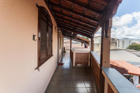 Casa à venda com 350m², 4 quartos e 4 vagas Casa à venda com 350m², 4 quartos e 4 vagasVaranda no 2° Andar