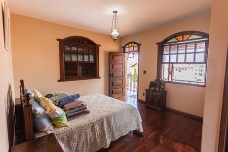 Casa à venda com 350m², 4 quartos e 4 vagas Casa à venda com 350m², 4 quartos e 4 vagasSuíte no 2° Andar