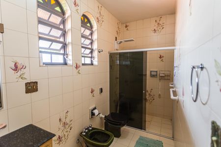 Casa à venda com 350m², 4 quartos e 4 vagas Casa à venda com 350m², 4 quartos e 4 vagasBanheiro da Suíte no 2° Andar