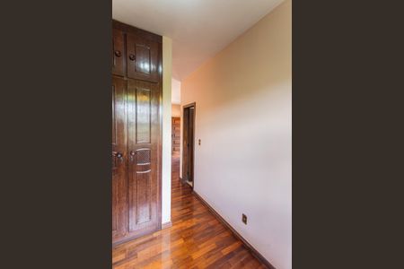 Casa à venda com 350m², 4 quartos e 4 vagas Casa à venda com 350m², 4 quartos e 4 vagasCloset da Suíte no 2° Andar