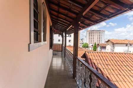 Casa à venda com 350m², 4 quartos e 4 vagas Casa à venda com 350m², 4 quartos e 4 vagasVaranda no 2° Andar