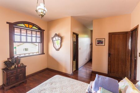 Casa à venda com 350m², 4 quartos e 4 vagas Casa à venda com 350m², 4 quartos e 4 vagasSuíte no 2° Andar