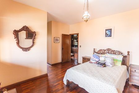 Casa à venda com 350m², 4 quartos e 4 vagas Casa à venda com 350m², 4 quartos e 4 vagasSuíte no 2° Andar