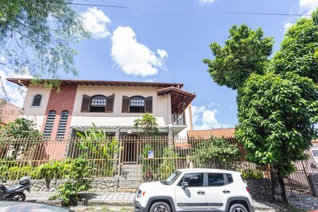 Casa à venda com 350m², 4 quartos e 4 vagas Casa à venda com 350m², 4 quartos e 4 vagasFachada