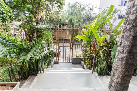 Casa à venda com 350m², 4 quartos e 4 vagas Casa à venda com 350m², 4 quartos e 4 vagasEntrada