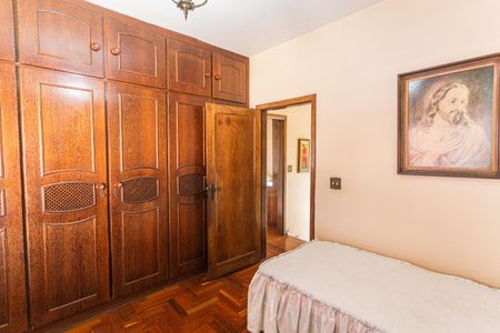 Casa à venda com 350m², 4 quartos e 4 vagas Casa à venda com 350m², 4 quartos e 4 vagasQuarto 4 no 2° Andar