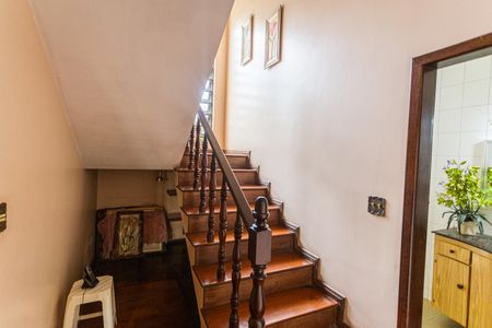 Casa à venda com 350m², 4 quartos e 4 vagas Casa à venda com 350m², 4 quartos e 4 vagasEscada de Acesso ao 2° Andar