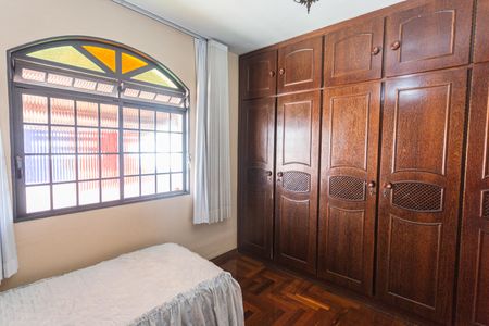 Casa à venda com 350m², 4 quartos e 4 vagas Casa à venda com 350m², 4 quartos e 4 vagasQuarto 4 no 2° Andar