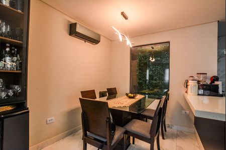 Casa à venda com 140m², 2 quartos e 2 vagasSala