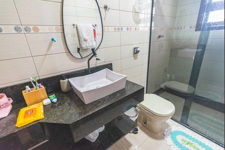 Casa à venda com 240m², 4 quartos e 6 vagas Casa à venda com 240m², 4 quartos e 6 vagasBanheiro Social