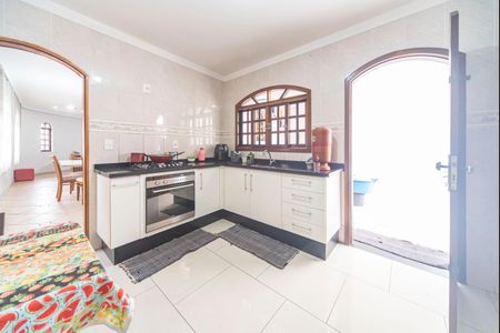 Casa à venda com 240m², 4 quartos e 6 vagas Casa à venda com 240m², 4 quartos e 6 vagasCozinha