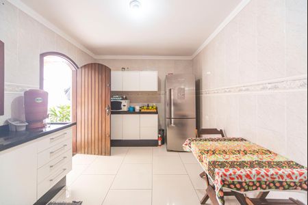 Casa à venda com 240m², 4 quartos e 6 vagas Casa à venda com 240m², 4 quartos e 6 vagasCozinha