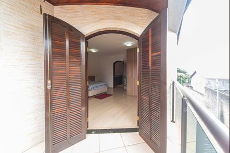 Casa à venda com 240m², 4 quartos e 6 vagas Casa à venda com 240m², 4 quartos e 6 vagasVaranda do Quarto 4