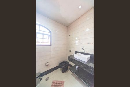 Casa à venda com 240m², 4 quartos e 6 vagas Casa à venda com 240m², 4 quartos e 6 vagasBanheiro do quarto 4