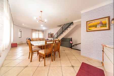 Casa à venda com 240m², 4 quartos e 6 vagas Casa à venda com 240m², 4 quartos e 6 vagasSala