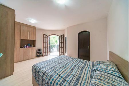 Casa à venda com 240m², 4 quartos e 6 vagas Casa à venda com 240m², 4 quartos e 6 vagasQuarto 4