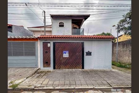 Casa à venda com 240m², 4 quartos e 6 vagas Casa à venda com 240m², 4 quartos e 6 vagasFachada