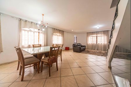 Casa à venda com 240m², 4 quartos e 6 vagas Casa à venda com 240m², 4 quartos e 6 vagasSala