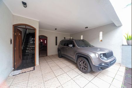 Casa à venda com 240m², 4 quartos e 6 vagas Casa à venda com 240m², 4 quartos e 6 vagasGaragem e Fachada