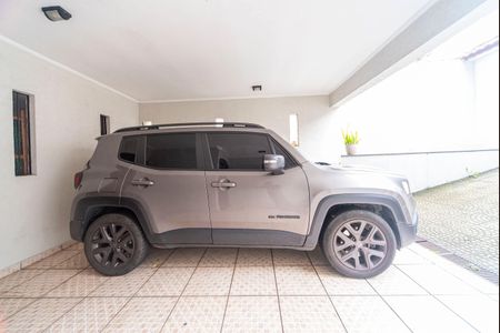 Casa à venda com 240m², 4 quartos e 6 vagas Casa à venda com 240m², 4 quartos e 6 vagasGaragem e Fachada