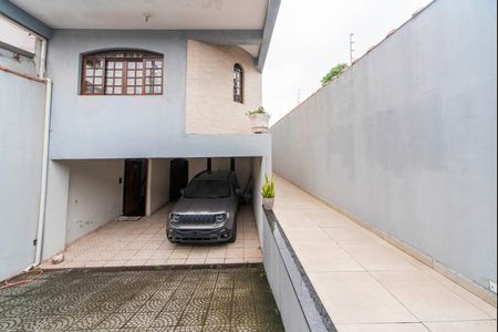 Casa à venda com 240m², 4 quartos e 6 vagas Casa à venda com 240m², 4 quartos e 6 vagasGaragem e Fachada