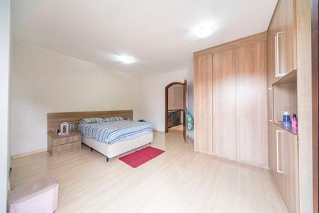 Casa à venda com 240m², 4 quartos e 6 vagas Casa à venda com 240m², 4 quartos e 6 vagasQuarto 4