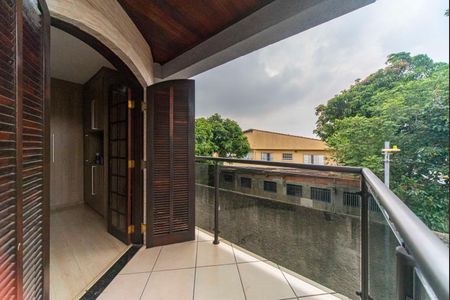 Casa à venda com 240m², 4 quartos e 6 vagas Casa à venda com 240m², 4 quartos e 6 vagasVaranda do Quarto 4