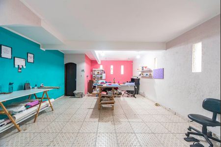 Casa à venda com 240m², 4 quartos e 6 vagas Casa à venda com 240m², 4 quartos e 6 vagasGaragem e Fachada