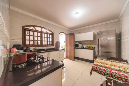 Casa à venda com 240m², 4 quartos e 6 vagas Casa à venda com 240m², 4 quartos e 6 vagasCozinha