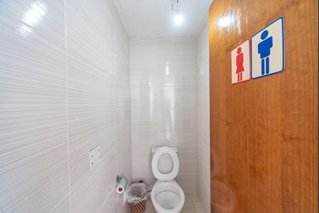 Casa à venda com 240m², 4 quartos e 6 vagas Casa à venda com 240m², 4 quartos e 6 vagasBanheiro do Quintal e Área Gourmet